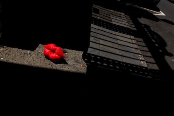 Read more about the article Behind this shot : red lips & white arrow